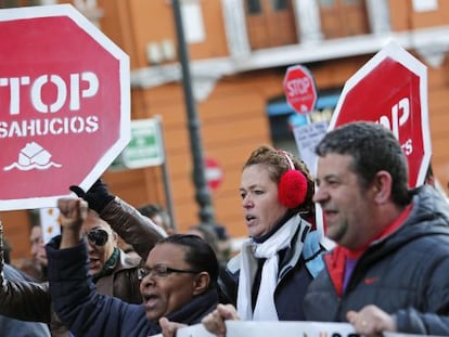 Varios personas protestan contra los desahucios