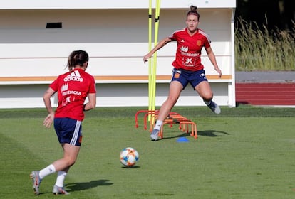 Alexia Putellas (d) y Mariona Caldentey (i) en el entrenamiento de España