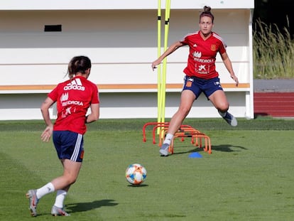 Alexia Putellas (d) y Mariona Caldentey (i) en el entrenamiento de España