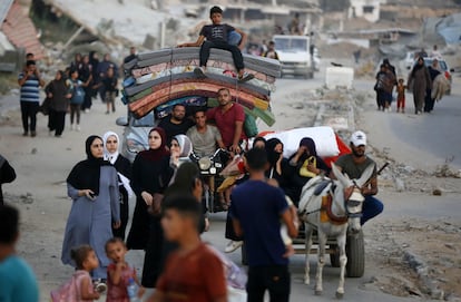 Unos gazatíes huían con sus pertenencias, el 28 de julio en Deir al Balah.