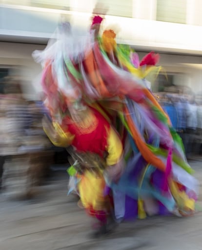 El carnaval mas singular de la Ribeira Sacra, es el Entroido Ribeirao, que se celebra en las aldeas de Chantada (Lugo). Los mozos disfrazados con 'volantes' y 'puchos' de colores, bailan y corretean por los caminos en pendiente que bajan a las orillas del río Miño.