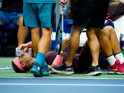 Nadal, tumbado sobre la pista, tras golpearse la nariz durante el partido contra Fognini.