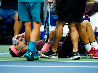 Nadal, tumbado sobre la pista, tras golpearse la nariz durante el partido contra Fognini.