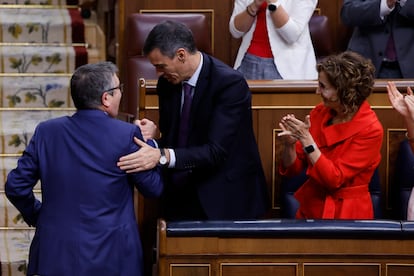 El presidente del Gobierno, Pedro Sánchez (en el centro), felicita al portavoz del PSOE en el Congreso, Patxi López, tras su intervención en el pleno, este miércoles.