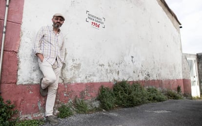 Eduardo Hermida, promotor de la iniciativa, frente a la pared reservada.