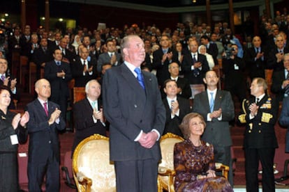 Don Juan Carlos recibe la ovación de los parlamentarios marroquíes.