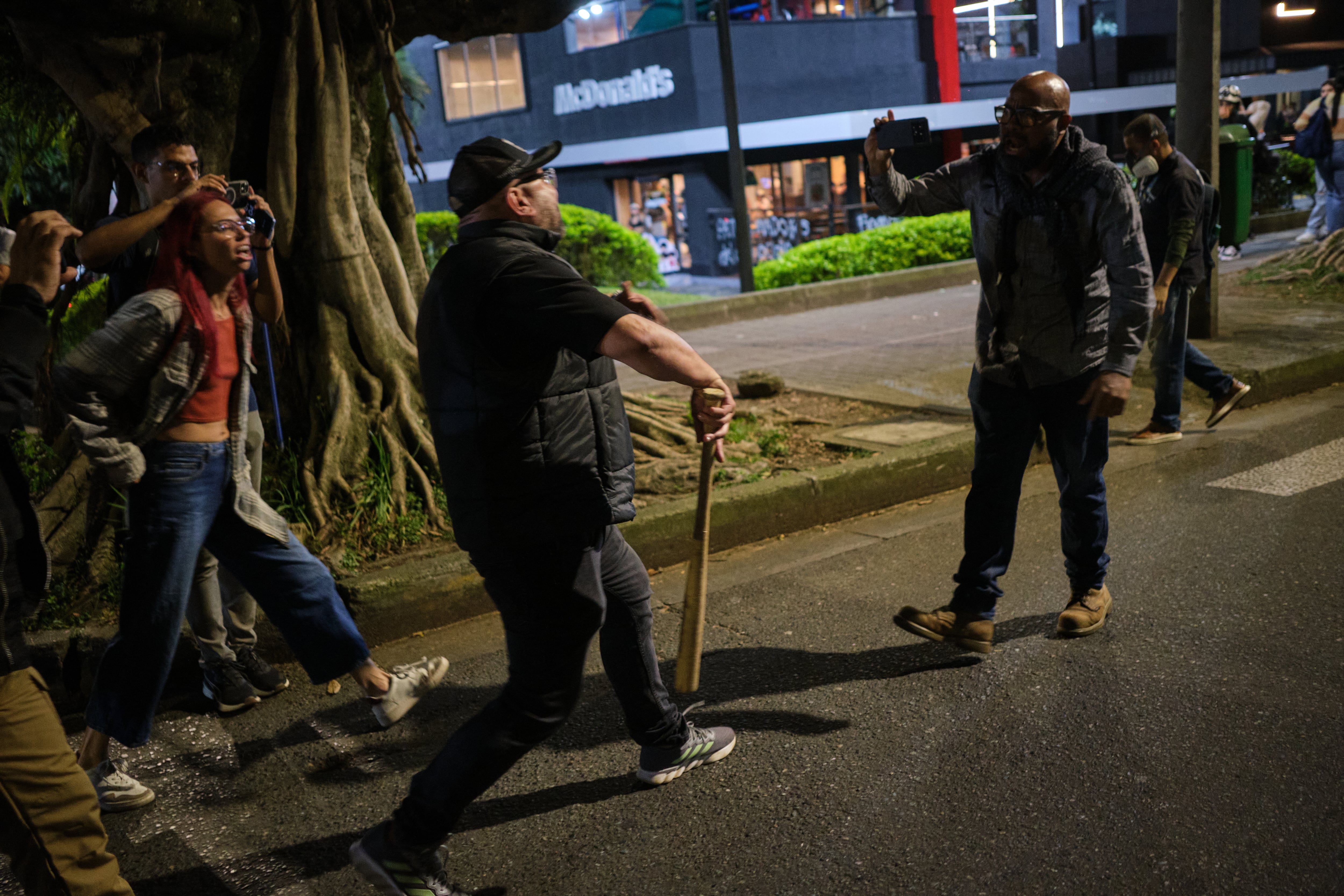 Enfrentamientos entre manifestantes y unos civiles en Medellín, el 7 de octubre.