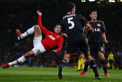 Van Persie marca el 2 a 1 justo después del empate del Bayer Leverkusen.