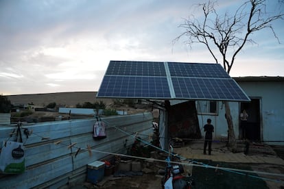 Beduinos 005: MAKHUL (Israel). 29-10-2023. Paneles solares en una casa de Makhul, un pueblo beduino en el desierto del Negev que carece de los servicios básicos como el resto de pueblos, hasta 37 de esta comunidad, que Israel no reconoce. FOTO: LUIS DE VEGA