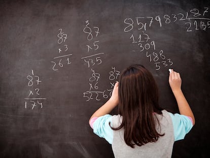 Una chica haciendo una operación matemática en una pizarra en un colegio en A Coruña.