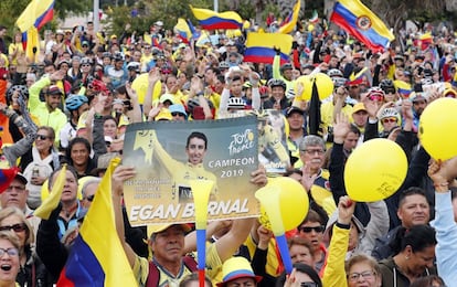 Aficionados al ciclismo celebran el paseo triunfal del colombiano Egan Bernal este domingo, en Zipaquirá (Colombia). "Es el el mejor ciclista colombiano de todos los tiempos", califica José Jaime "Chepe" González, vencedor de la undécima etapa de la competición de 1996.