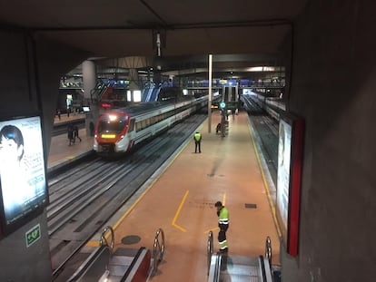 Estación de Cercanías de Atocha, a primera hora de la mañana del día dos del estado de alarma.