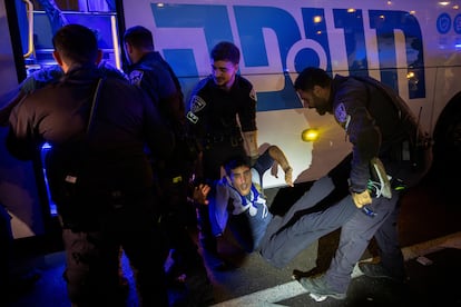 Un detenido durante las protestas por la destitución del ministro de Defensa israelí, en la madrugada del miércoles en Tel Aviv.