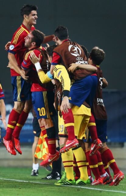 Los jugadores de la sub 21 felicitan a Morata.