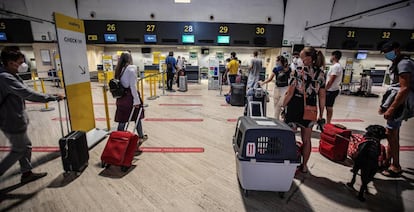 Interior del aeropuerto de San Pablo en Sevilla.