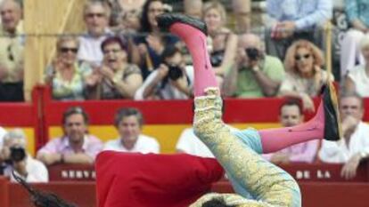 Miguel Ángel Perera es cogido por el primero de su lote este viernes en el quinto festejo de la feria de Alicante.