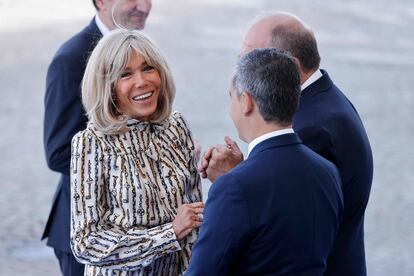 La esposa del presidente francs, Brigitte Macron, habla con el ministro del Interior, Gerald Darmanin, y el titular de Justicia, Eric Dupond-Moretti, antes del desfile militar.