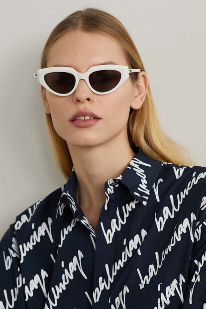 Si eres de las que apuesta por piezas vanguardistas y con un toque futurista, te gustarán estas gafas de sol de pasta blanca firmadas por Balenciaga.

275€

 