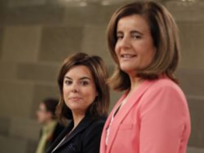 La vicepresidenta del Gobierno, Soraya S&aacute;enz de Santamar&iacute;a (izquierda) junto a la ministra de Empleo y Seguridad Social, F&aacute;tima B&aacute;&ntilde;ez, tras un Consejo de Ministro a primeros de a&ntilde;o.