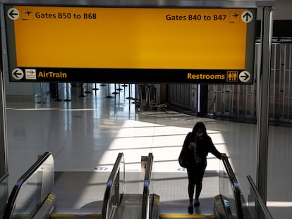 Uma mulher usando máscara no aeroporto de Nova Jersey em setembro passado.