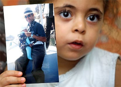 Ayah, de tres años, muestra una foto de su padre, Mahmud Mustafá, ingeniero egipcio secuestrado en Irak.
