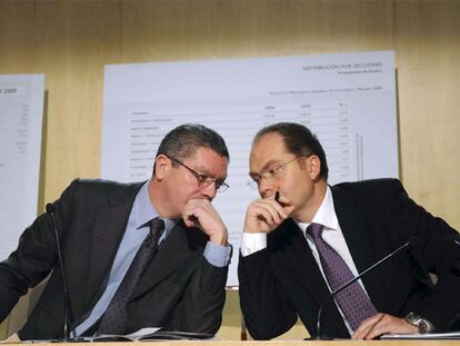 Ruiz-Gallardon y Juan Bravo, durante la presentación de los presupuestos del Ayuntamiento para 2009.