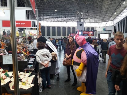 Curioso personaje en el Salón del Cómic, hoy.