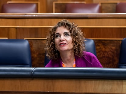 La ministra de Hacienda, María Jesús Montero, a su llegada al debate, este jueves.