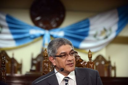 Martín Guzmán, portavoz del Constitucional, anuncia la anulación de la sentencia.