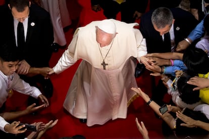 Varios fieles saludan al papa Francisco durante su visita a Nakhon Pathom, Tailandia, el 22 de noviembre de 2019.