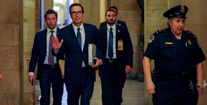 El secretario del Tesoro de EE UU, Steven Mnuchin, durante las negociaciones entre partidos para aprobar el plan de respuesta económica al COVID-19