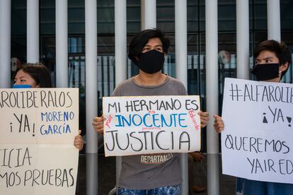 Familiares de los jóvenes detenidos, este lunes en Guadalajara.