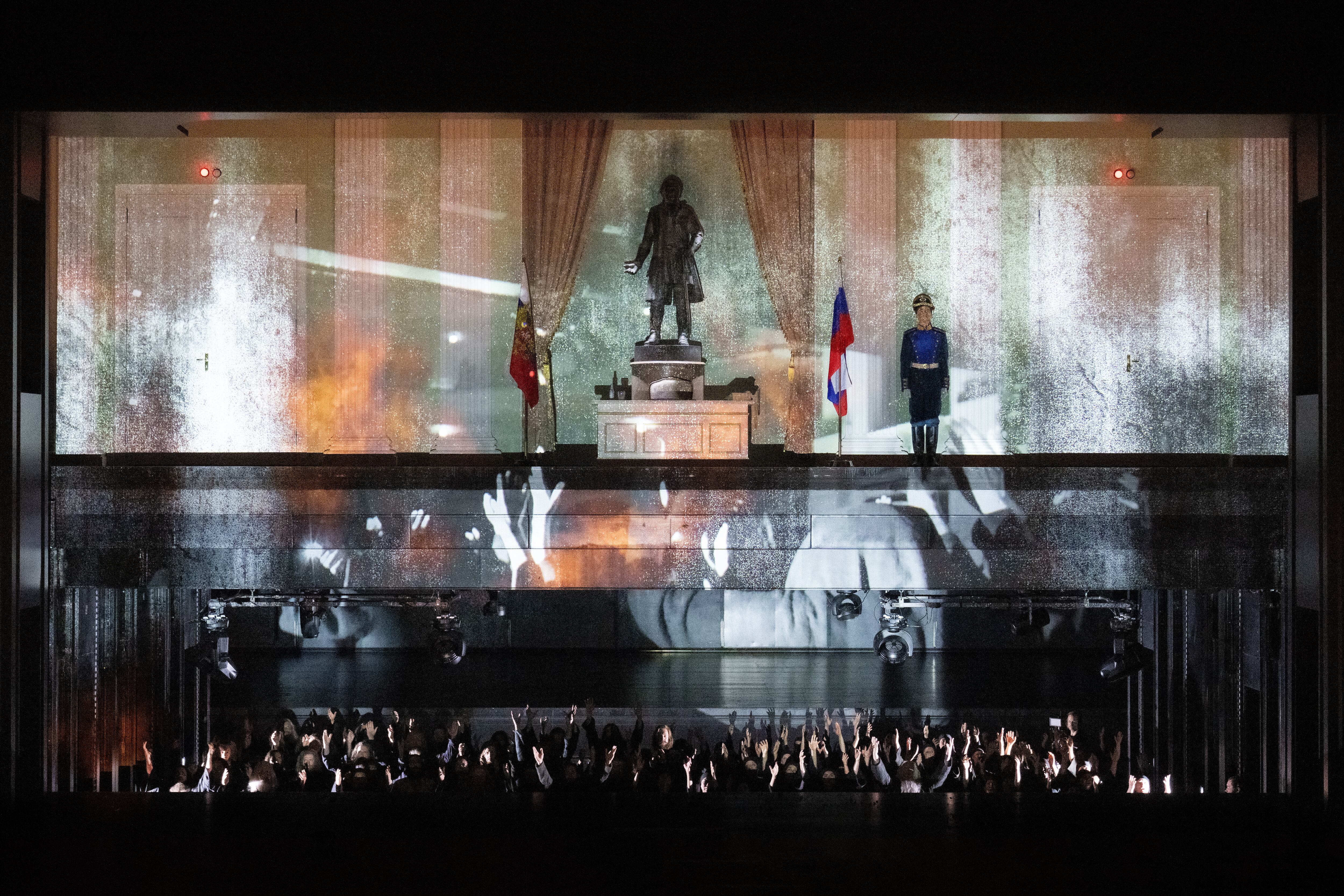 Escena final en la que la inmolación colectiva de los Antiguos Creyentes en su iglesia vuelve a dar paso al escritorio de Vladímir Putin en el Kremlin actual.