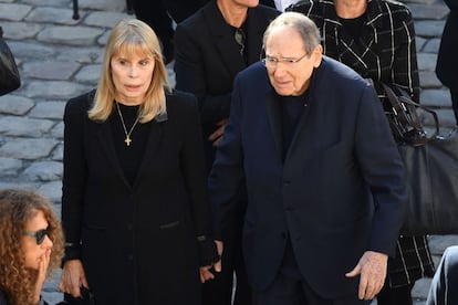 El actor francés Robert Hossein y su mujer Candice Patou asisten al funeral del músico francés.