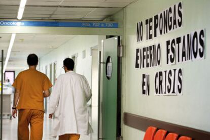 Carteles contra los recortes colgados por el personal sanitario del hospital Vall d'Hebron de Barcelona.
