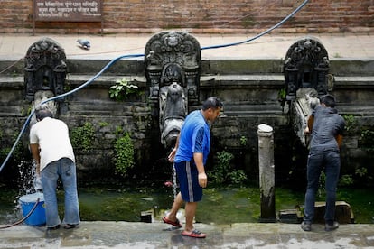 Los suministros de agua, electicidad y sanitarios se recuperan poco a poco. En la imagen, una de las muchas fuentes del centro de Katmandú.
