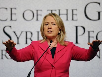 Clinton comparece tras la reunión de los países amigos en Estambul.