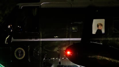 Retrato del hijo de Elon Musk, asesor de la Casa Blanca y CEO de Tesla y SpaceX, visto desde una ventana del avión Marine One del presidente de EE UU Donald Trump.