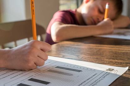 Niños estudiando y rellenando un examen
