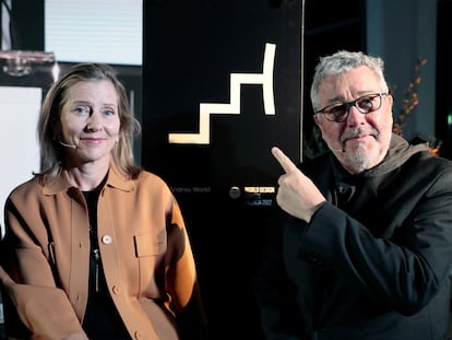 El arquitecto y diseñador francés Philippe Starck, y la comisaria del MoMA de Nueva York, Paola Antonelli, en el Palau de Les Arts de Valencia, este jueves, junto al logotipo de Andreu World, de cuyo premio fueron miembros del jurado.