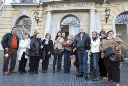 Familiares de niños dados por muertos en hospitales de Cádiz, ante la Audiencia.