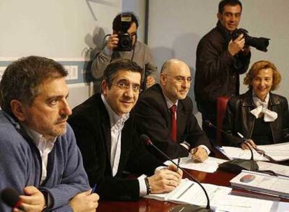 Patxi López, en la reunión de ayer de la ejecutiva del PSE en Bilbao, flanqueado por Rodolfo Ares (a su izquierda) y Jesus Eguiguren.