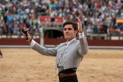 Guillermo Hermoso de Mendoza pasea la oreja del último toro de la tarde.