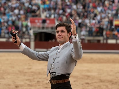 Guillermo Hermoso de Mendoza pasea la oreja del último toro de la tarde.