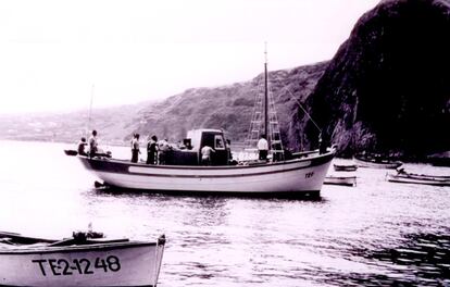 Una embarcación en la costa de La Palma en los años 50 o 60. Cortesía de María Victoria Hernández.