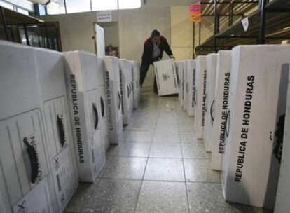 Un funcionario ordena las urnas en la sede del Tribunal Supremo Electoral, en Tegucigalpa.