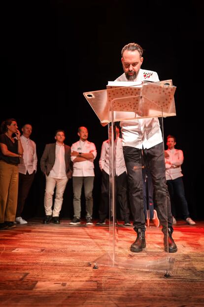 Emile van der Staak firmando el libro 'Radilicious'.