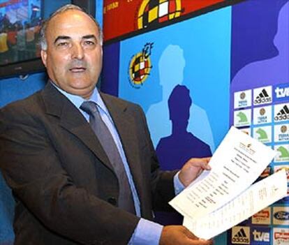 El seleccionador nacional de fútbol, Iñaki Sáez, en la presentación de la lista de jugadores convocados.