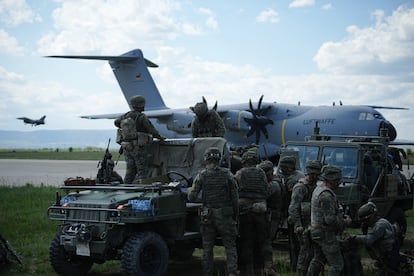 Un grupo de soldados españoles en la Base Aérea 71, en Rumania, en mayo.