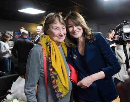 Carla Bruni y su madre, Marisa Bruni Tedeschi, en una gala solidaria contra el Alzheimer en París, en 2017.